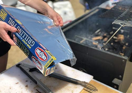 Papel de aluminio resistente Kingsford para asar a la parrilla, antiadherente, rollo de 45 pies cuadrados, 18 pulgadas de ancho, para parrilla y cocina, antiadherente para facilitar la preparación, cocción y limpieza