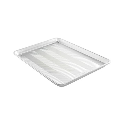 Nordic Ware Prism Bandeja de Horno Mediana, Bandeja de Horno de Aluminio con Flujo de Aire Mejorado, Utensilios de Horno Premium Fabricados en EE. UU., Plateado, L: 41,4 cm x An: 28,7 cm x Al: 2,5 cm