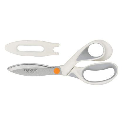 Tijeras Fiskars SoftGrip PowerCut para Tela y Materiales Mixtos - Tijeras de 8" de Alta Resistencia para Cortar Tela, Cartón, Corcho, Metal Decorativo y Goma Espuma con Borde Dentado - Blanco