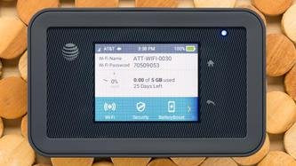 NETGEAR Unite Explore AC815S | Punto de acceso WiFi móvil Cat.9 4G LTE | Velocidad de descarga de hasta 450 Mbps | Conecte hasta 15 dispositivos | 18 horas de uso por carga | 2 conectores de antena MIMO TS-9 | GSM Desbloqueado