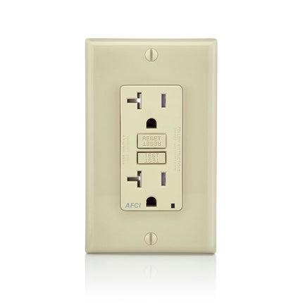 Tomacorriente con interruptor de circuito por falla de arco SmartlockPro de Leviton AFTR2-I, 20 amperios, 120 voltios, marfil