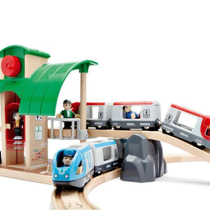 BRIO World Travel Switching Set Wooden Railway – Battery Passenger Train, Station & Switch Tracks, Includes Figures & Accessories, Compatible with BRIO World, Toy Gift for Kids 3 Years and Up