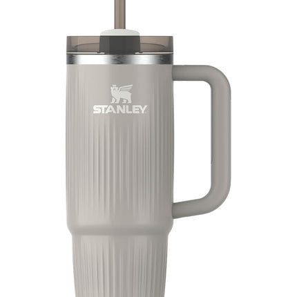 Vaso Stanley Quencher H2.0 de 887 ml con asa y pajita, tapa FlowState de 3 posiciones, apto para portavasos de coche, acero inoxidable con aislamiento, sin BPA, en color Fluted Ash Gloss