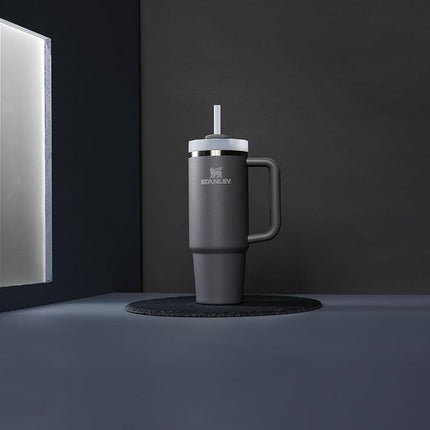 Vaso Stanley Quencher FlowState H2.0 de acero inoxidable con aislamiento al vacío, con tapa y popote para agua, té helado o café, batidos y más, color piedra, 850.5 g