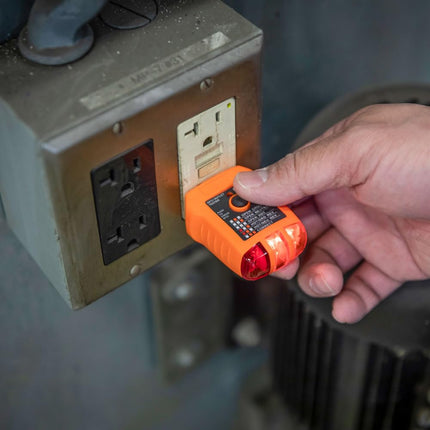 Klein Tools ET40VP kit de comprobador de voltaje, comprobador de receptáculos GFCI, comprobador de voltaje CA/CC, detecta problemas comunes de cableado eléctrico