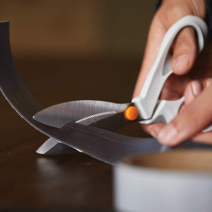 Tijeras Fiskars SoftGrip PowerCut para Tela y Materiales Mixtos - Tijeras de 8" de Alta Resistencia para Cortar Tela, Cartón, Corcho, Metal Decorativo y Goma Espuma con Borde Dentado - Blanco