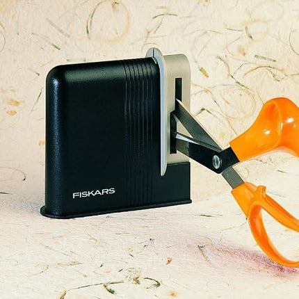 Fiskars Clip-Sharp Scissors Sharpener, Total Length: 4 cm, Plastic, 1000812