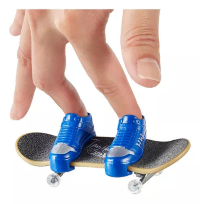 Hot Wheels Skate Collector Skateboard with Vehicle HNG59