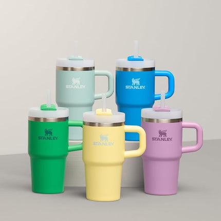 Gobelet STANLEY Quencher H2.0 avec poignée et paille, couvercle Flowstate à 3 positions, compatible avec les porte-gobelets de voiture, acier inoxydable isotherme, sans BPA, 0,4 litre, couleur Meadow