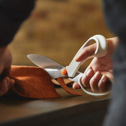 Tijeras Fiskars SoftGrip PowerCut para Tela y Materiales Mixtos - Tijeras de 8" de Alta Resistencia para Cortar Tela, Cartón, Corcho, Metal Decorativo y Goma Espuma con Borde Dentado - Blanco
