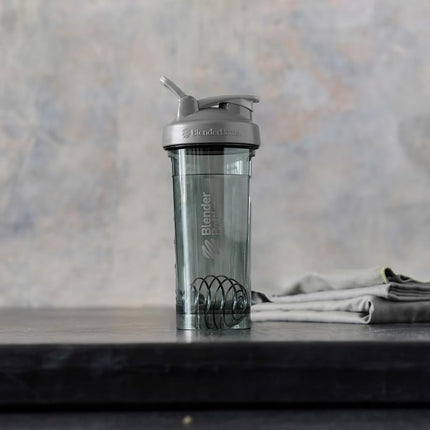 Bouteille Shaker BlenderBottle Série Pro, parfaite pour les boissons protéinées et les pré-entraînements, 828 ml, Gris fumée
