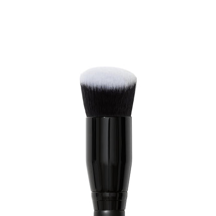 e.l.f. Camo Liquid Blush Brush, Angled Blush Brush Ideal For Applying & Blending Colours On Cheeks, Soft, Dense Bristles, Vegan & Cruelty-free
