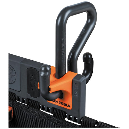 Klein Tools BC511S Centro de Trabajo para Cubos, Bolsa de Herramientas Grande, Accesorio de Sistema de Riel con Gancho en S, Capacidad para Herramientas de Liniero, Cortadores, Engarzadoras y Llaves de Impacto