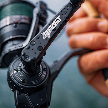 Abu Garcia Beast Low Profile Baitcasting Reel | Freshwater & Saltwater Predator Casting Fishing Reel | Power Stack Carbon Drag | Aluminium Body | 4.8:1 Gear Ratio | 4000 | Left Hand
