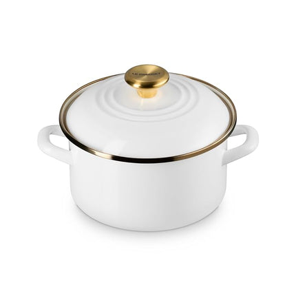 Olla tradicional Le Creuset de esmalte sobre acero, 3.8 qt., blanco con detalles dorados