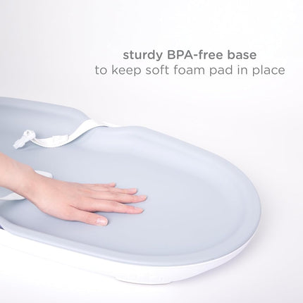 Matelas à langer Ubbi, facile à nettoyer avec base détachable, mousse légère et imperméable, comprend une sangle de sécurité et des pieds antidérapants, gris