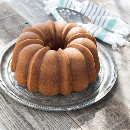 Nordic Ware Original 12-Cup Bundt Pan, Original Cast Aluminium Bundt Tin, Bundt Cake Tin with Fluted Pattern, Cake Mould Made in the USA, Colour: Graphite