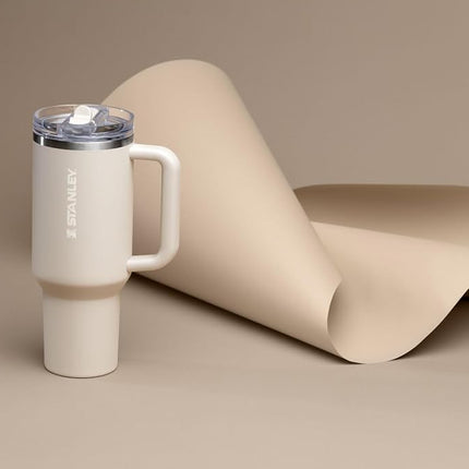 STANLEY Vaso térmico Quencher ProTour Flip Straw con tapa a prueba de fugas 40 oz | Pajita y asa integradas | Compatible con portavasos para viajes | Vaso aislado de acero inoxidable | Sin BPA | Exclusivo Toasted Almond