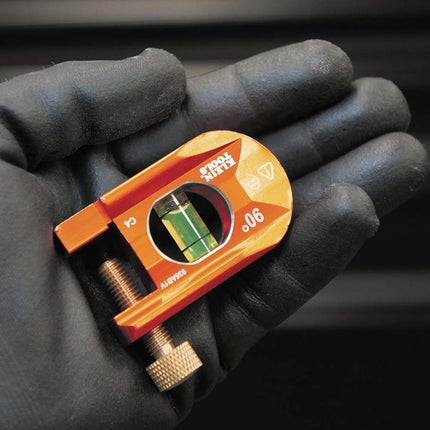 Klein Tools 935AB1V Nivel No-Dog, Nivel de Doblado de Conducto de 2.5 Pulgadas, 1 Vial, Nivel ACCU-Bend Elimina los Doblados Irregulares en Compensaciones y Curvas de Silla