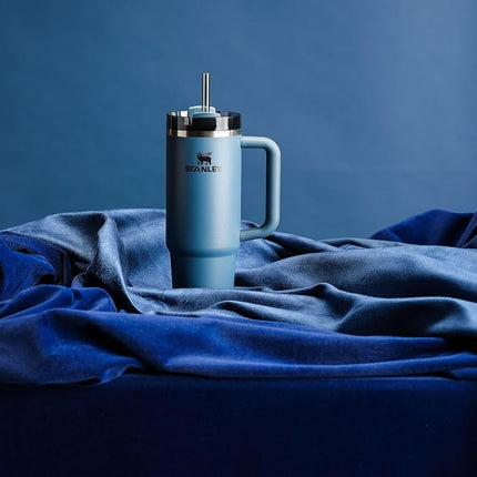 Vaso térmico Stanley Quencher H2.0 FlowState de acero inoxidable con tapa y popote para agua, té helado o café, licuados y más, azul abeto, 30 oz, 10-11825-048