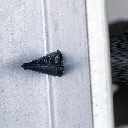 Klein Tools KTSB11 Broca escalonada 11 doble ranura de 7/8 a 1-1/8 pulgadas con marcas y objetivos fáciles de leer, vástago hexagonal de 3/8 pulgadas, negra