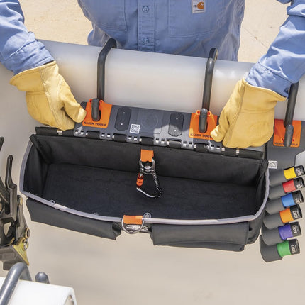 Klein Tools BC511S Centro de Trabajo para Cubos, Bolsa de Herramientas Grande, Accesorio de Sistema de Riel con Gancho en S, Capacidad para Herramientas de Liniero, Cortadores, Engarzadoras y Llaves de Impacto