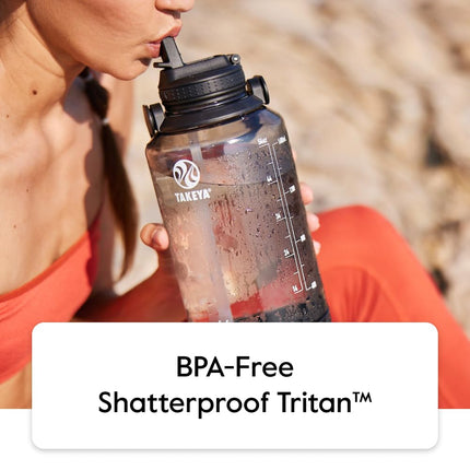 Bouteille d'eau de motivation Takeya de 1,9 L avec couvercle à paille et marqueur de temps, demi-gallon, plastique Tritan sans BPA de qualité supérieure, vert pistache