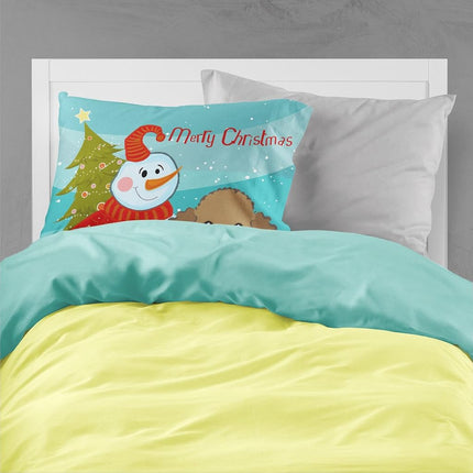 Caroline's Treasures BB1876FUNDA DE ALMOHADA Muñeco de nieve con caniche chocolate Funda de almohada estándar de tela, Grande, Multicolor