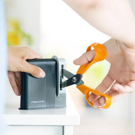 Fiskars Clip-Sharp Scissors Sharpener, Total Length: 4 cm, Plastic, 1000812
