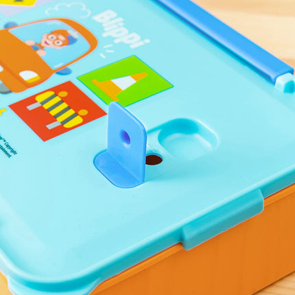Fiambrera Bento de plástico reutilizable de Zak Designs Blippi con cierre hermético, asa de transporte, válvula de vapor para microondas y recipientes individuales para el almuerzo empaquetado de niños (set de 3 piezas)