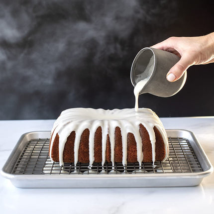 Nordic Ware Naturals® Bandeja de cuarto de hoja con rejilla antiadherente apta para horno