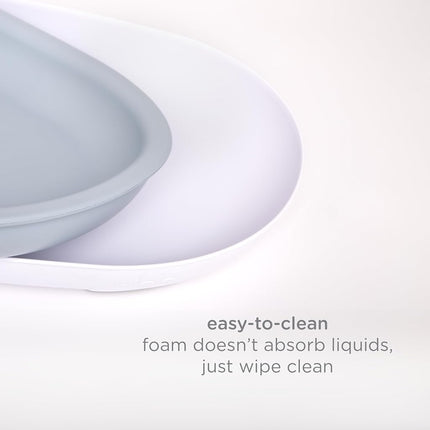 Matelas à langer Ubbi, facile à nettoyer avec base détachable, mousse légère et imperméable, comprend une sangle de sécurité et des pieds antidérapants, gris