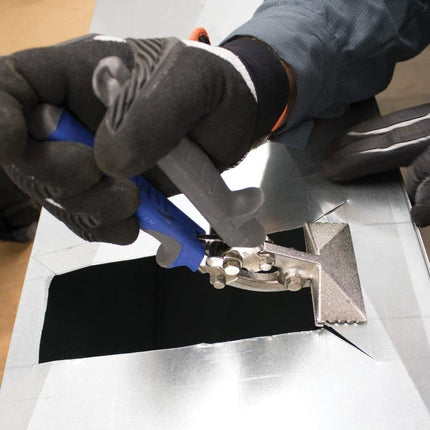 Klein Tools 86524 Engatilladora de mano, engatilladora de metal descentrada tiene mordaza de 7.6 cm, dobla acero de calibre 22 y acero inoxidable de calibre 24