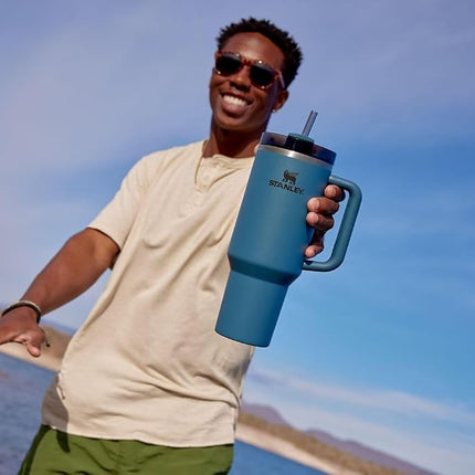 Stanley Quencher H2.0 FlowState Vaso aislante al vacío de acero inoxidable con tapa y pajita para agua, té helado o café, batidos y más, Azul Abeto, 40 oz, 10-11824-055
