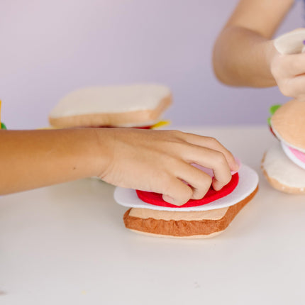 Melissa & Doug Juego de comida de fieltro para juego de imitación, kit de sándwich de juguete de 33 piezas, juguete de rol suave y sensorial para niños de 3 años en adelante