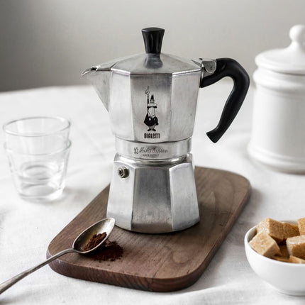 Bialetti - Moka Express Stovetop Espresso Maker, 3 Cups (130 ml) Capacity – Makes Real Italian Coffee – Iconic Moka Pot with Patented Safety Valve, Ergonomic Handle, Aluminium, Silver
