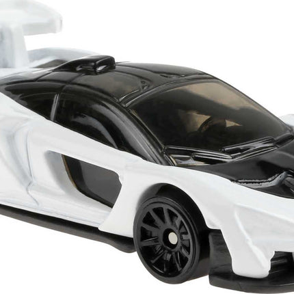 Hot Wheels Nightburnerz, minicolección de 10 unidades, 10 vehículos a escala 1:64 con temática de superveloces para conducir de noche, cada uno con un diseño auténtico, regalo para coleccionistas y niños de 3 años en adelante