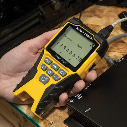 Klein Tools VDV501-852 Testeur de câble Scout Pro 3 Kit localisateur avancé – Testeur de câble Voix Données Vidéo pour RJ11 RJ12 RJ45 et Coax, Mesure la longueur de câble jusqu'à 610m, Test PoE et 18 télécommandes de mappage