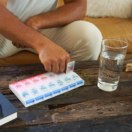 EZY DOSE Pilulier à Bouton-Poussoir (7 Jours), Organisateur de Médicaments et de Vitamines, Hebdomadaire, 2 Fois par Jour, Matin/Soir, Grands Compartiments, Facile à Utiliser en Cas d'Arthrite, Couvercles Transparents, Rouge/Bleu
