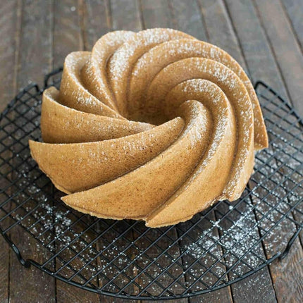 Nordic Ware Heritage Bundt Pan, Swirl Cast Aluminium Bundt Tin, Bundt Cake Tin with Elegant Pattern, Cake Mould Made in the USA, Colour: Gold