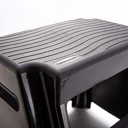 Tabouret 2 marches en plastique moulé Rubbermaid RM-P2 avec marches antidérapantes, capacité de 136 kg, finition noire par Rubbermaid