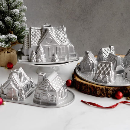 Nordic Ware Moule à Bundt Maison en Pain d'Épices, Moule à Gâteau Bundt en Aluminium de Noël, Moule à Gâteau Bundt avec Motif, Moule à Gâteau, Couleur : Argent