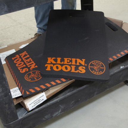 KLEIN TOOLS 60135 Kneeling Pads, Adult Men's Soft Thick Closed Cell Soft Foam Professional Tradesman Pro Pads with Handle