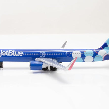 Daron 12-Piece jetBlue A321 Balloons Livery Airport Die-Cast Metal and Plastic Airplane, Vehicles, and Accessories Playset Toy and Collectible, for Age 3+