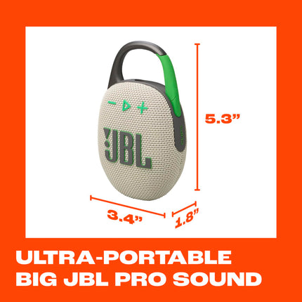 JBL Clip 5 - Altavoz Bluetooth ultraportátil, resistente al agua y al polvo, sonido potente con bajos impactantes, mosquetón integrado, hasta 12 horas de reproducción, fabricado en parte con materiales reciclados (Arena)