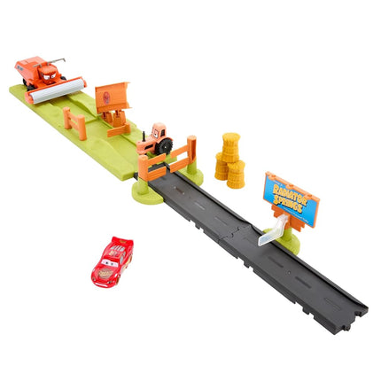 Mattel Disney and Pixar Cars Playset with 3 Toy Vehicles & 2 Ways to Play, Frank Escape & Stunt Race Playset Includes Lightning McQueen, HRX48