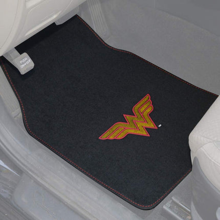 BDK Warner Bros DC Comics Alfombrillas Clásicas de Wonder Woman para Coche - Juego de 4 piezas de Ajuste Universal para Coche, Camioneta, Furgoneta, SUV, Delanteras 66 cm x 42 cm, Traseras 35.5 cm x 42 cm con Agarre Antideslizante