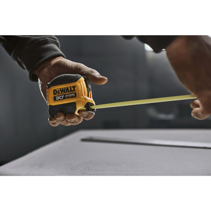 Cinta métrica de 9 m Dewalt Atomic Compact Series