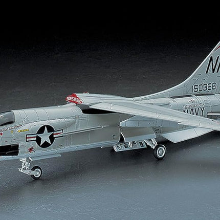 Hasegawa HAS PT25 - F-8E Crusader U.S. Navy (with Pilot)