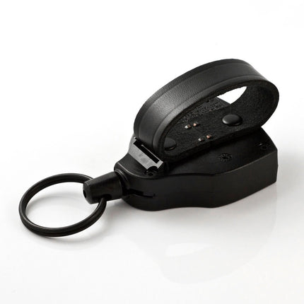 Llavero retráctil con seguro KEY-BAK SUPER48 SD de 368 g, cable retráctil de 91 cm, carcasa de policarbonato negra, presilla de cuero para el cinturón de servicio, aro dividido extragrande